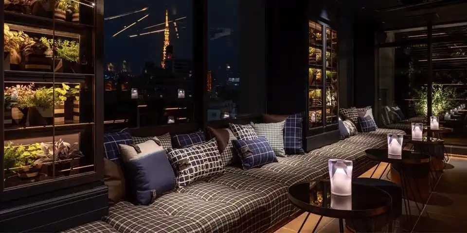 東京タワーの灯を映す、麻布十番の夜気