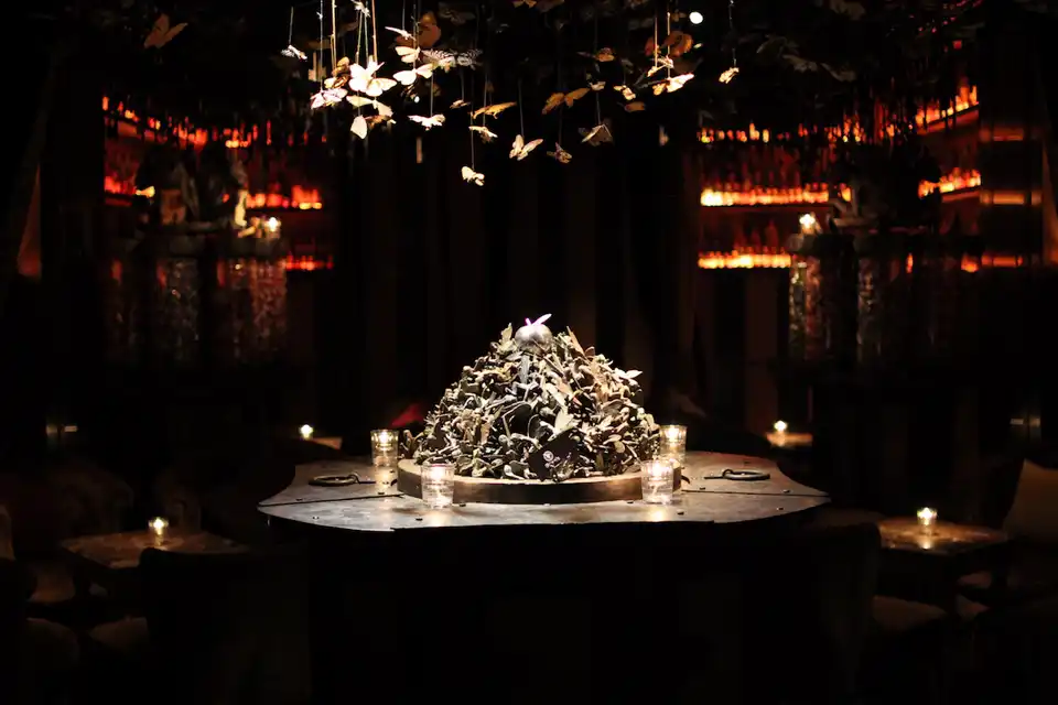 銀座地下、妖精の楽園で泡が舞う夜